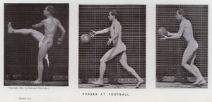 動く人間の姿。フットボールにおけるフェーズ（モノクロ写真 作： Eadweard Muybridge