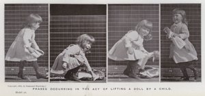動きの中の人間像。子供が人形を持ち上げる動作の段階（モノクロ写真 作： Eadweard Muybridge