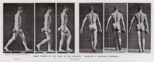 動きの中の人間像。50ポンドのダンベルを持ったアスリートの歩行のいくつかの局面（モノクロ写真
