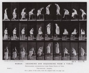 動きのある人間像。テーブルから昇降する女性（モノクロ写真 作： Eadweard Muybridge