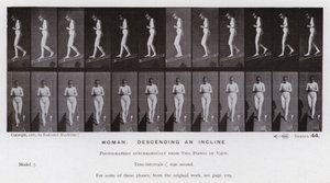 動きのある人間像傾斜を降りる女性（モノクロ写真 作： Eadweard Muybridge