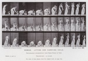 動きのある人間像。女性、子供を持ち上げて運ぶ（モノクロ写真 作： Eadweard Muybridge