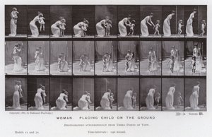 動きのある人間像地面に子供を置く女性（モノクロ写真 作： Eadweard Muybridge