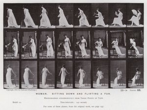 動きのある人間像。女性、座って扇風機をあおぐ（モノクロ写真 作： Eadweard Muybridge