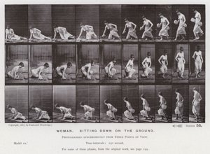 動く人間の姿。地面に座っている女性（モノクロ写真 作： Eadweard Muybridge