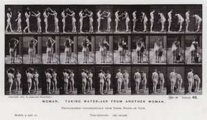 動きのある人間像女性、他の女性から水がめを受け取る（モノクロ写真 作： Eadweard Muybridge