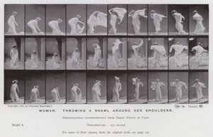 動きのある人間像。ショールを肩にかける女性（モノクロ写真 作： Eadweard Muybridge
