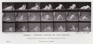 動きのある人間の姿。地面の上で後ろを向いている女性（モノクロ写真 作： Eadweard Muybridge