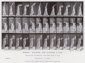 動きのある人間像。歩きながら扇子をあおぐ女性（モノクロ写真 作： Eadweard Muybridge