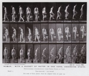 動く人間の姿。水の入ったバケツを片手に、階段を上る女性（モノクロ写真 作： Eadweard Muybridge