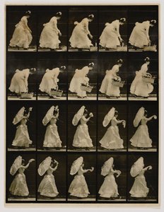 ハンカチを振りながらバスケットを持ち上げる女性（『Animal Locomotion』より 作： Eadweard Muybridge