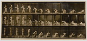 地面に座った状態から立ち上がる女性（『動物の運動』より 作： Eadweard Muybridge