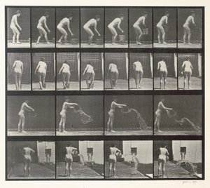 バケツの水を投げる女性、「動物の移動」からのプレート401、1887 作： Eadweard Muybridge