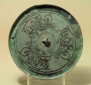 絡繰龍図鏡 東周時代・戦国時代 前475～221年（ブロンズ