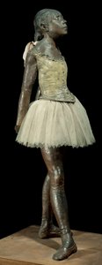 14歳以上のダンサーの衣装 エドガー・ドガ（1834-1917）によるブロンズパティナの彫刻、木の台座にチュールとピンクのサテンをあしらった作品 作： Edgar Degas