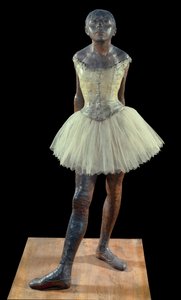 14歳以上のダンサーの衣装 - エドガー・ドガ（1834-1917）によるブロンズパティナの彫刻、木製の台座にチュールとピンクのサテンをあしらった作品 作： Edgar Degas
