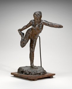 右手で右足を持っているダンサー、おそらく 19001911。 作： Edgar Degas