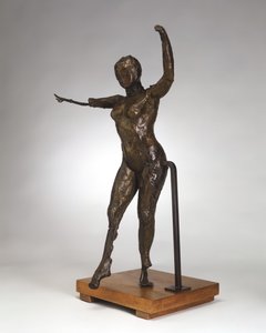 前方に動くダンサー、腕を上げ、右脚を前方に、c. 1882-1895キャスト1919-1932。 作： Edgar Degas