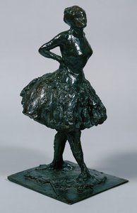 カジュアルな服装のダンサー、腰に手、右脚を前に、キャスト1919-21年 作： Edgar Degas