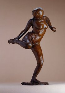 彼女の右足の裏を見ているヌード