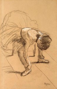 彼女の靴を愛着している着席ダンサー、c1876。 作： Edgar Degas