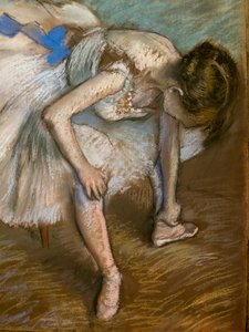 座っているダンサーが足をマッサージする様子（詳細）。1881-1883.茶色の紙にパステル、厚紙に糊付け。 作： Edgar Degas