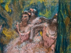 サーモンのスカートをはいた3人のダンサー（詳細）。1904-1906.厚紙にマルフール紙にパステル。 作： Edgar Degas