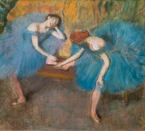 2人の休息中のダンサー（「ブルー・ダンサー」とも呼ばれる）。1898年頃。上質なベリン紙にパステル画。 作： Edgar Degas
