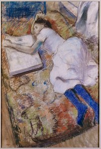 アルバムを見て伸ばした若い女の子、c.1889 作： Edgar Degas