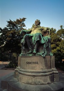 ドイツの詩人ヨハン・ヴォルフガング・フォン・ゲーテ（1749-1832）を讃えるモニュメントは、エドモンド・フォン・ヘルマー（1850-1935）によって作られました。 作： Edmund Ritter von Hellmer