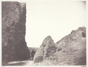 崖と岩の間を流れる小川 作： Edouard Denis Baldus