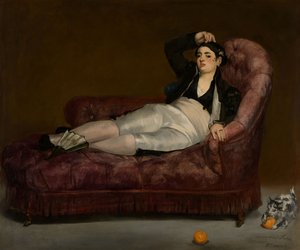 スペインの民族衣装をまとった横たわる若い女性