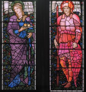 ドロシー＆セントジョージ、ピンクアーマー、イーストウィンドウ、1880年（ステンドグラス） 作： Edward Burne Jones