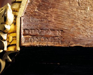 プチセクレタリーアバタント、1860年頃（キングウッド、チューリップウッド、アマランサスの寄木細工を施したオルモル） 作： Edward Holmes Baldock