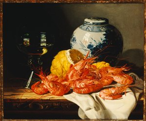 エビ、皮をむいたレモン、ワイン1杯、ドレープしたテーブルに青と白のジンジャージャー 作： Edward Ladell