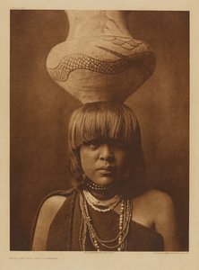 少女と壺 - サン・イルデフォンソ 作： Edward S. Curtis