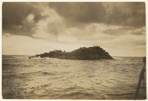[岩だらけの波打ち際の小島に、私のカヌーは私を運んできた] 作： Edward S. Curtis