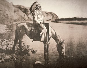 ブラックフット族の酋長、1907年頃（白黒写真）