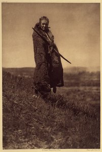 グリズリーベアの勇者、ピーガン。 少なくとも 2 つの Piegan War Society (The Braves と All Brave Dogs) には、Grizzly-Bear Brave として知られる 2 人の男性が含まれていました。 お祭りの間、仲間に肉を提供するのは彼らの責任でした。
