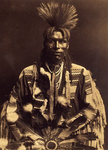 ダンディなパイガン。 1855年頃、若い男性は髪の毛をこめかみからこめかみに分け、予熱したライフルの杖で背中を丸め始めました。 ネイトを作った人もいれば、しなかった人もいました。 百科事典第6巻掲載写真 作： Edward Sheriff Curtis