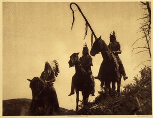 アプサロケ軍団。 右側の戦士は、部族の軍事組織の 1 つの曲がった棒を持っています。 この棒は戦いの決定的な瞬間に地面に植えられ、それを持った者が後退しないことを誓った旗のように. 写真t 作： Edward Sheriff Curtis
