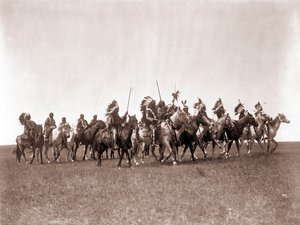 エドワード・S・カーティスによるブリュレ・スー戦争党、1907年頃（トーンシルバープリント） 作： Edward Sheriff Curtis