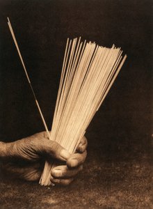 占いの棒を持つフパ族または村のインディアンの手のアップ 作： Edward Sheriff Curtis