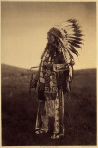 Hight Hawk. Warriorin settimekot hienoon tilaisuuteen: nahkapaita, leggingsit, mokasiinit, piipputuppi (kaikki brodeerattu possueepoksen pikanteilla), sotapäähine kotkan höyhenillä, patukka kivipäällä, päänahalla. Hight Hawk harjoittelee siouxia 作： Edward Sheriff Curtis