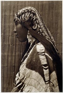 インディアン・オブ・アメリカ：「「インディアンの少女の肖像」」アメリカ人のエドワーズ・カーティス（1868-1952）による写真、20世紀。 ラ・ロシェル、新世界博物館 作： Edward Sheriff Curtis