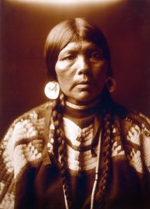 インド人女性 Ow High の妻、c. 1905年、写真エドワード・S・カーティス 作： Edward Sheriff Curtis