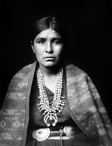 Navajo nainen yllään hopea squash kukka kaulakoru, concho vyö, viltti ladattuna olkapäille, c. 1904, valokuva Edward S. Curtis 作： Edward Sheriff Curtis