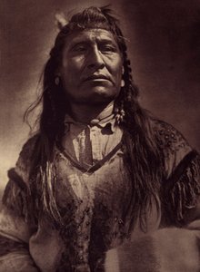 ニューチェスト、インディアン・ピーガン。 エドワード S. カーティス (1868-1952) が発行した北アメリカのインディアンに関する百科事典の第 6 巻からの写真。セオドア・ルーズベルトの序文付き。 1907 年から 1930 年の間に 20 巻が発行されました。 作： Edward Sheriff Curtis