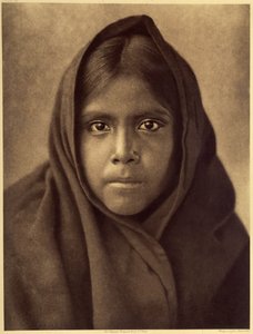 Garota Qahatika. Jovem garota Qahatika. Esses índios do deserto vivem a cerca de 60 quilômetros da Reserva Pimas (Arizona). Foto extraída do volume 2 da enciclopédia de Edward S. Curtis (1868-1952) sobre os índios norte-americanos, com prefácio de Theodore 作： Edward Sheriff Curtis