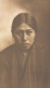 スクアミッシュの女性、1899 年。 作： Edward Sheriff Curtis